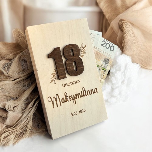 pamiątka na 18 urodziny drewniane pudełko na pieniądze z grawerem