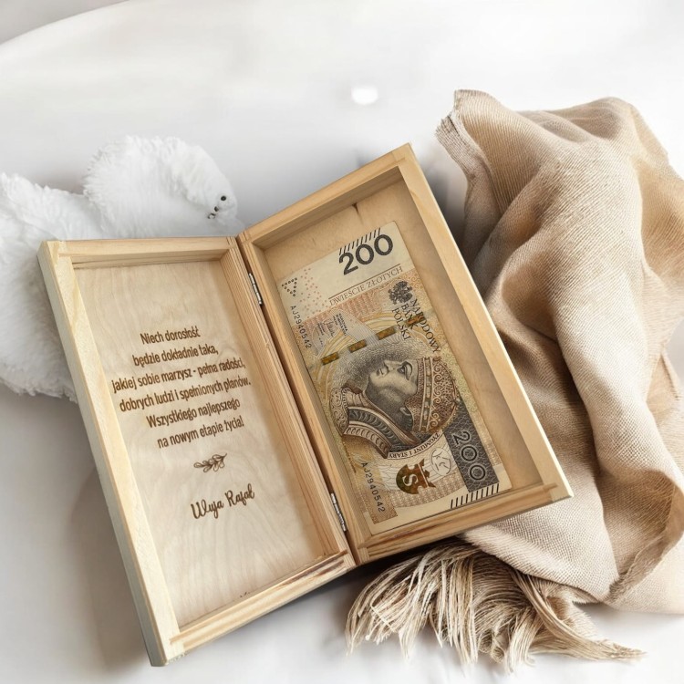 drewniane pudełko na pieniądze prezent na 18 urodziny personalizowany