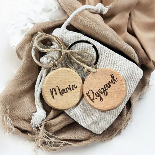 drewniany brelok z imieniem personalizowany grawer do kluczy