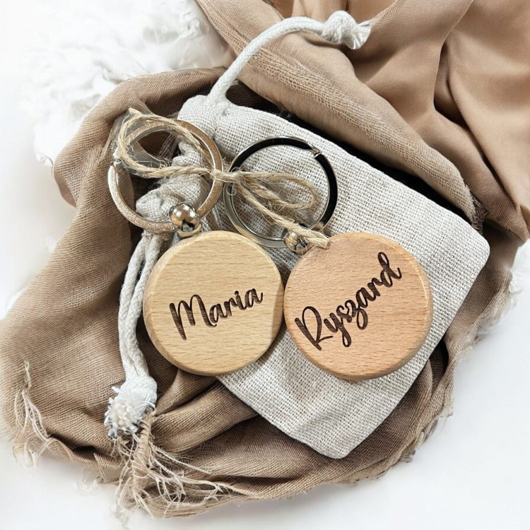 drewniany brelok z imieniem personalizowany grawer do kluczy