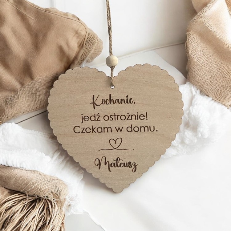Drewniana zawieszka do auta z grawerem -personalizowany prezent dla bliskiej osoby