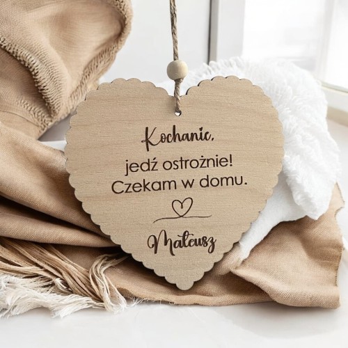 Drewniana zawieszka do auta z grawerem – personalizowany prezent dla bliskiej osoby